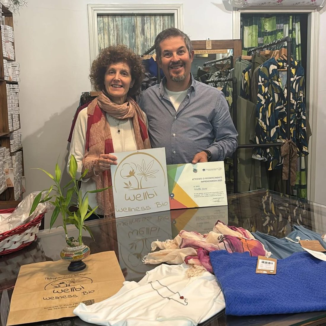 I titolari di Wellbi nel negozio con l'attestato Imprendigreen 2025